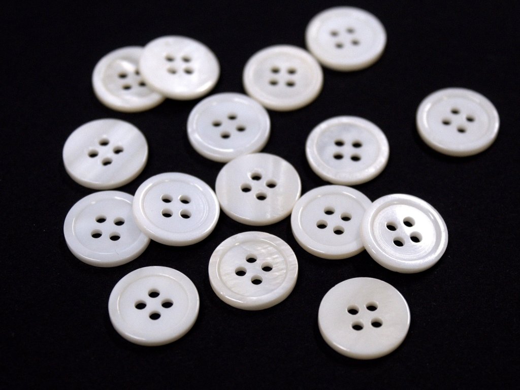 Knoflík bílý perleťový čtyřdírkový 22" 13mm košilový