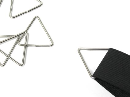 Kovový polokroužek 25mm trojúhelník