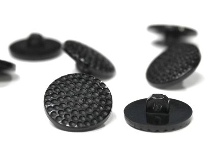 Knoflík s očkem 17mm plastový černý 28"