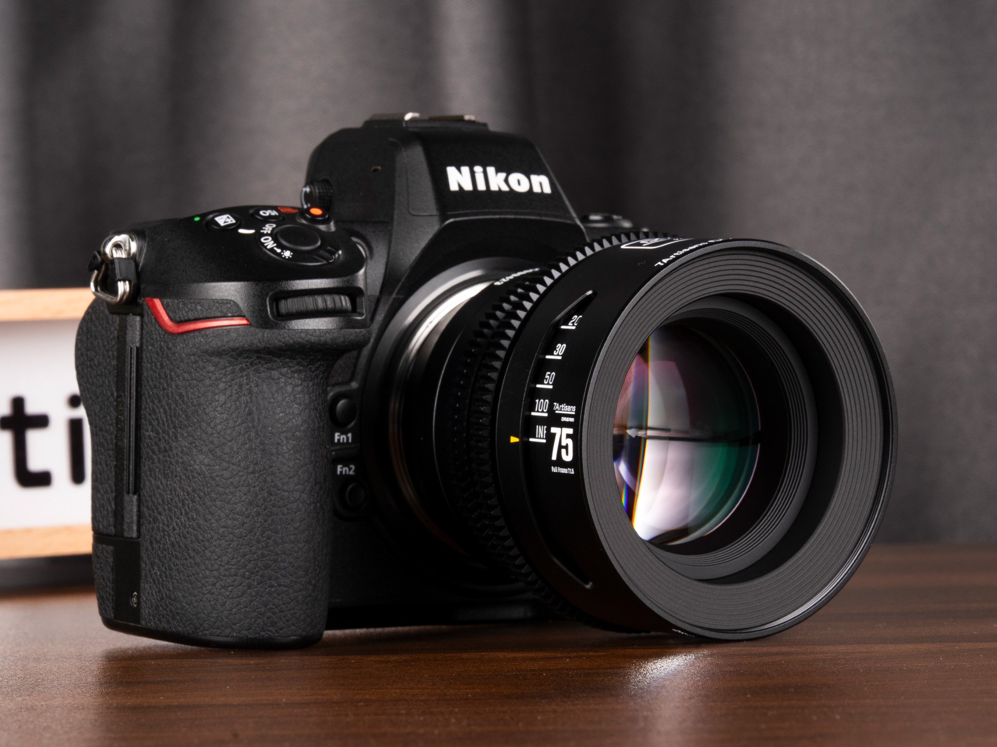 Objektiv 7Artisans DREAM 75 mm na fotoaparátu