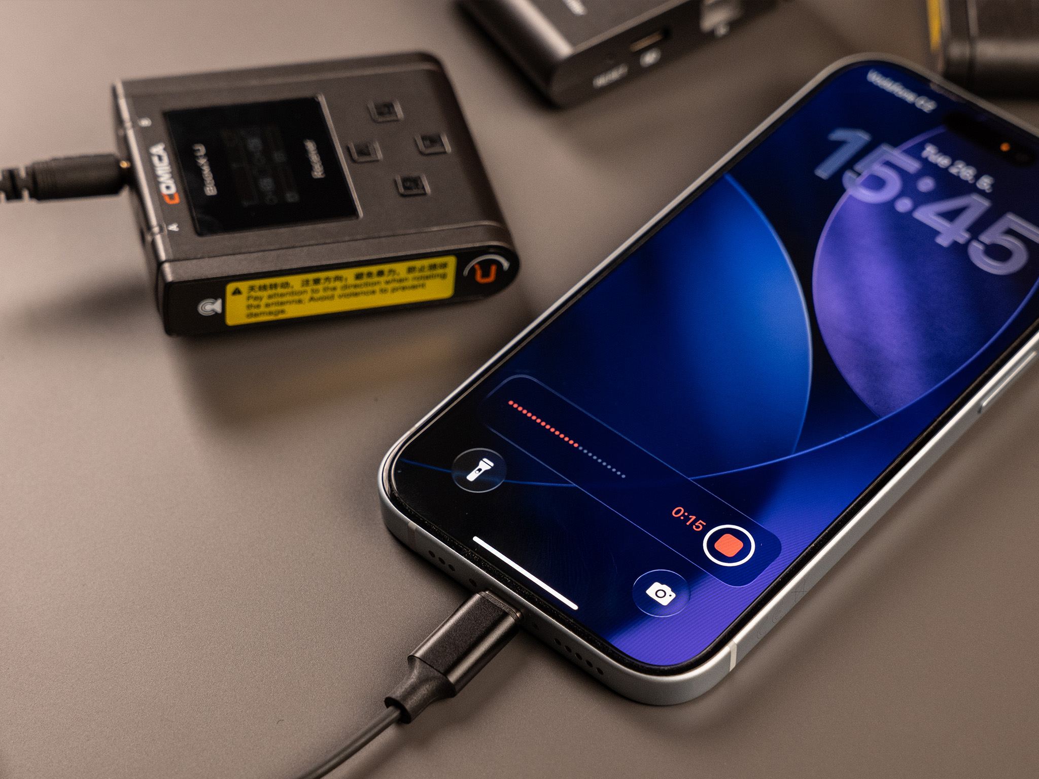 Comica BoomX-U U2 připojený k iPhonu