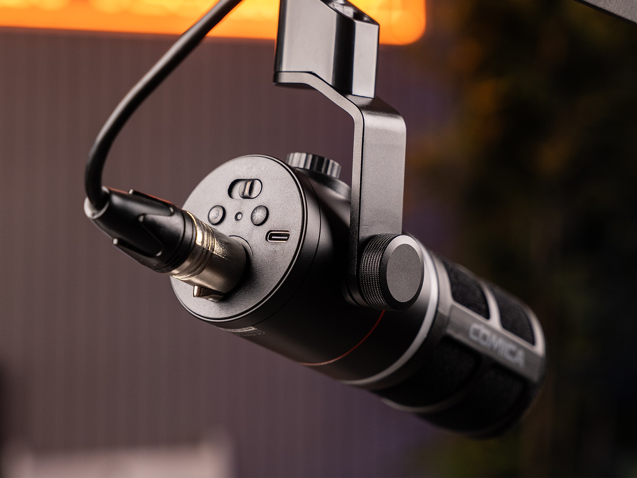 Detail XLR připojení mikrofonu Comica EJoy D10