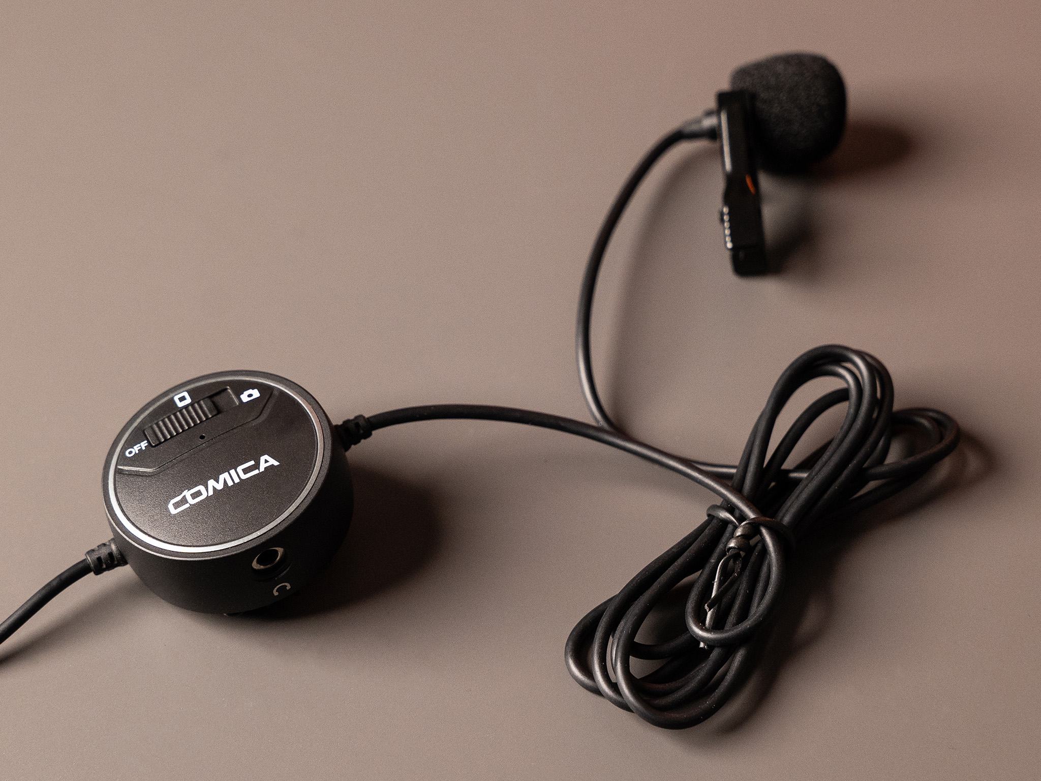 Comica Audio SIG.LAV V03 připojený k telefonu