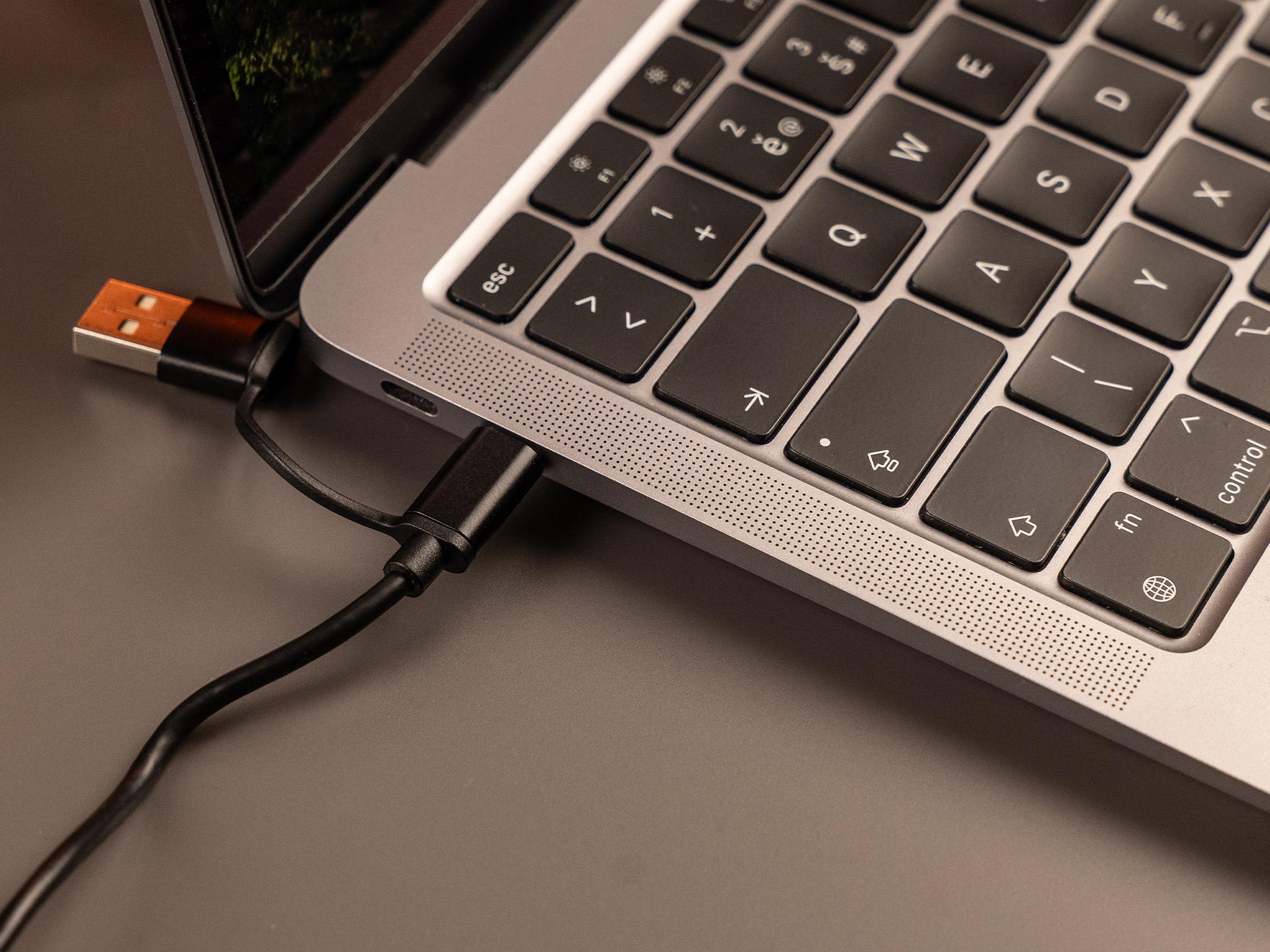 Detail USB připojení mikrofonu k notebooku