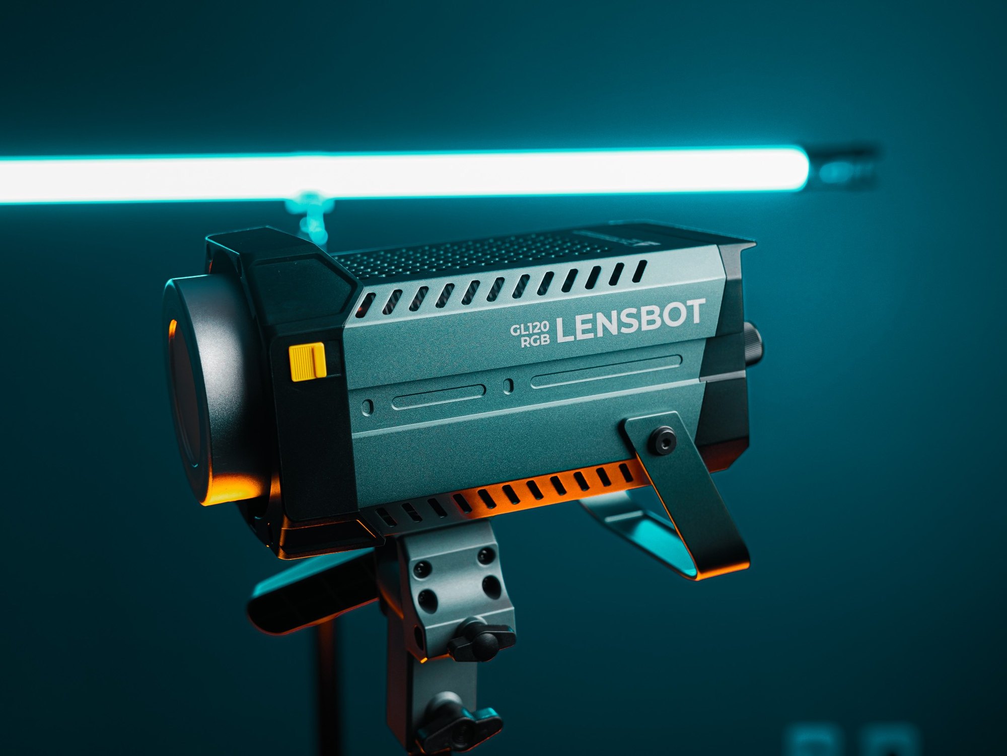 LENSBOT GL120RGB na tyrkysovom pozadí