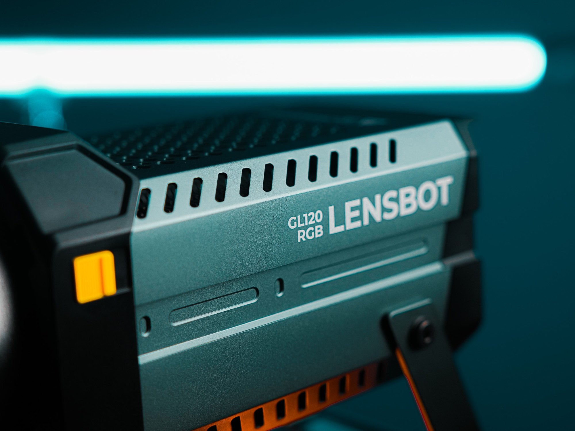 Logo GL120RGB na boku svetla
