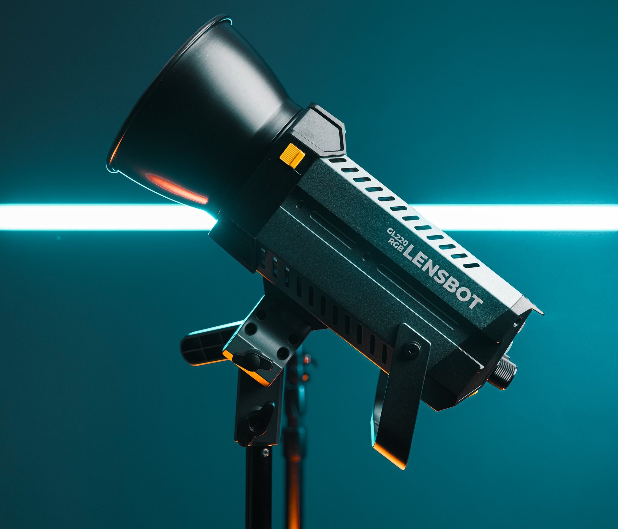LENSBOT GL220RGB s reflektorom na tyrkysovom pozadí
