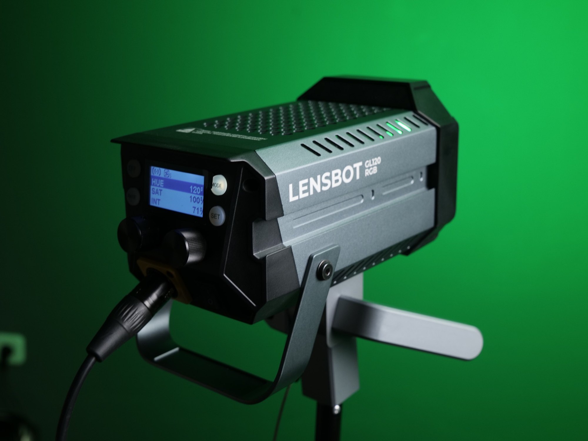 GL220RGB na zelenom pozadí