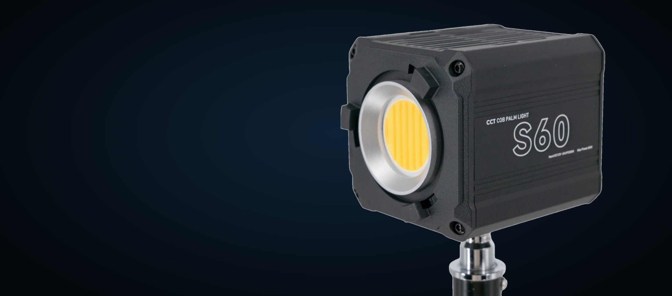 Mini lampa COB Redhead S60 od przodu na ciemnym tle