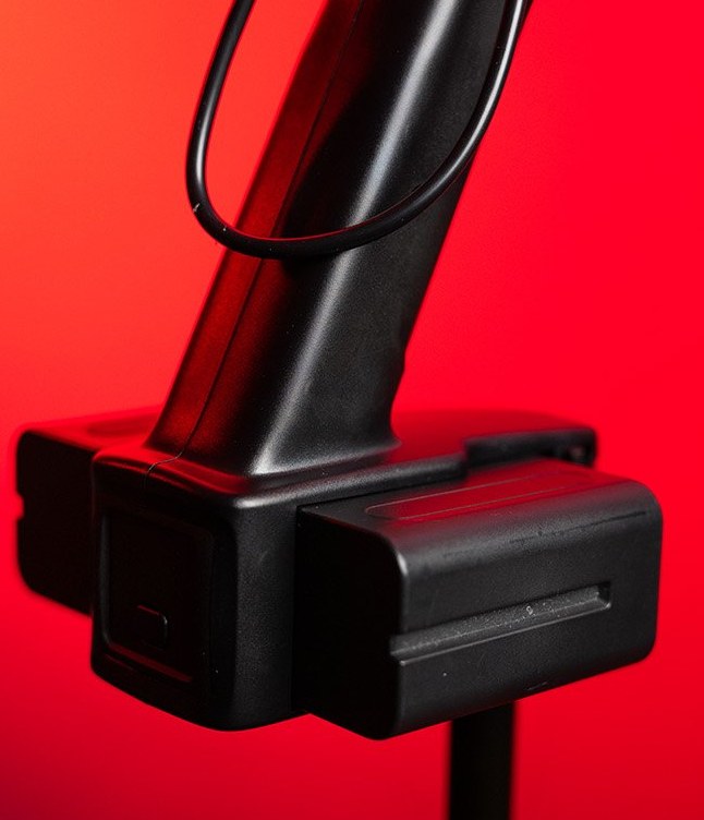 Grip S60 z akumulatorem NP-F na czerwonym tle