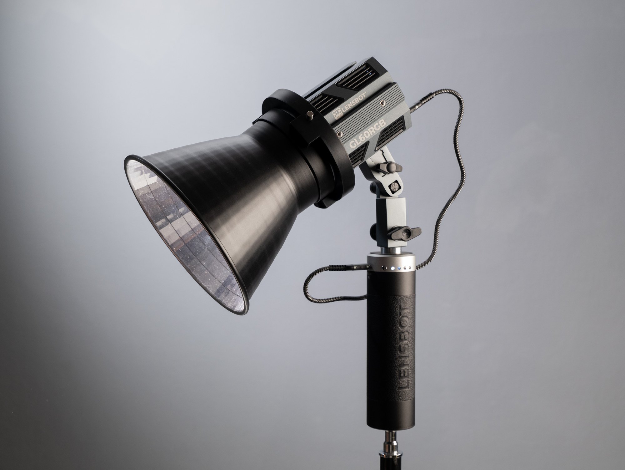 Svetlo LENSBOT GL60RGB s reflektorom na batérii LENSBOT LS-99 na statíve