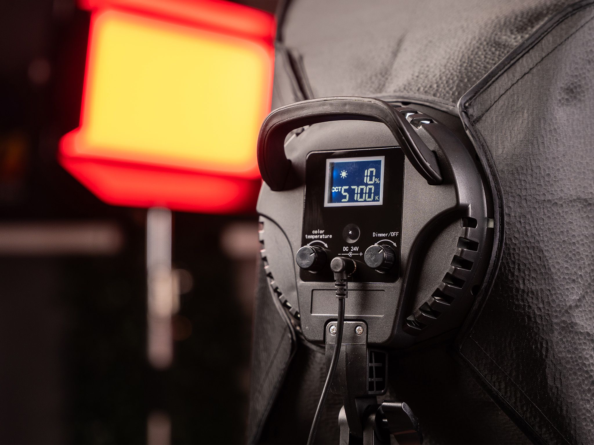 Rückseite der Leuchte mit LCD-Display sowie Temperatur- und Helligkeitsreglern