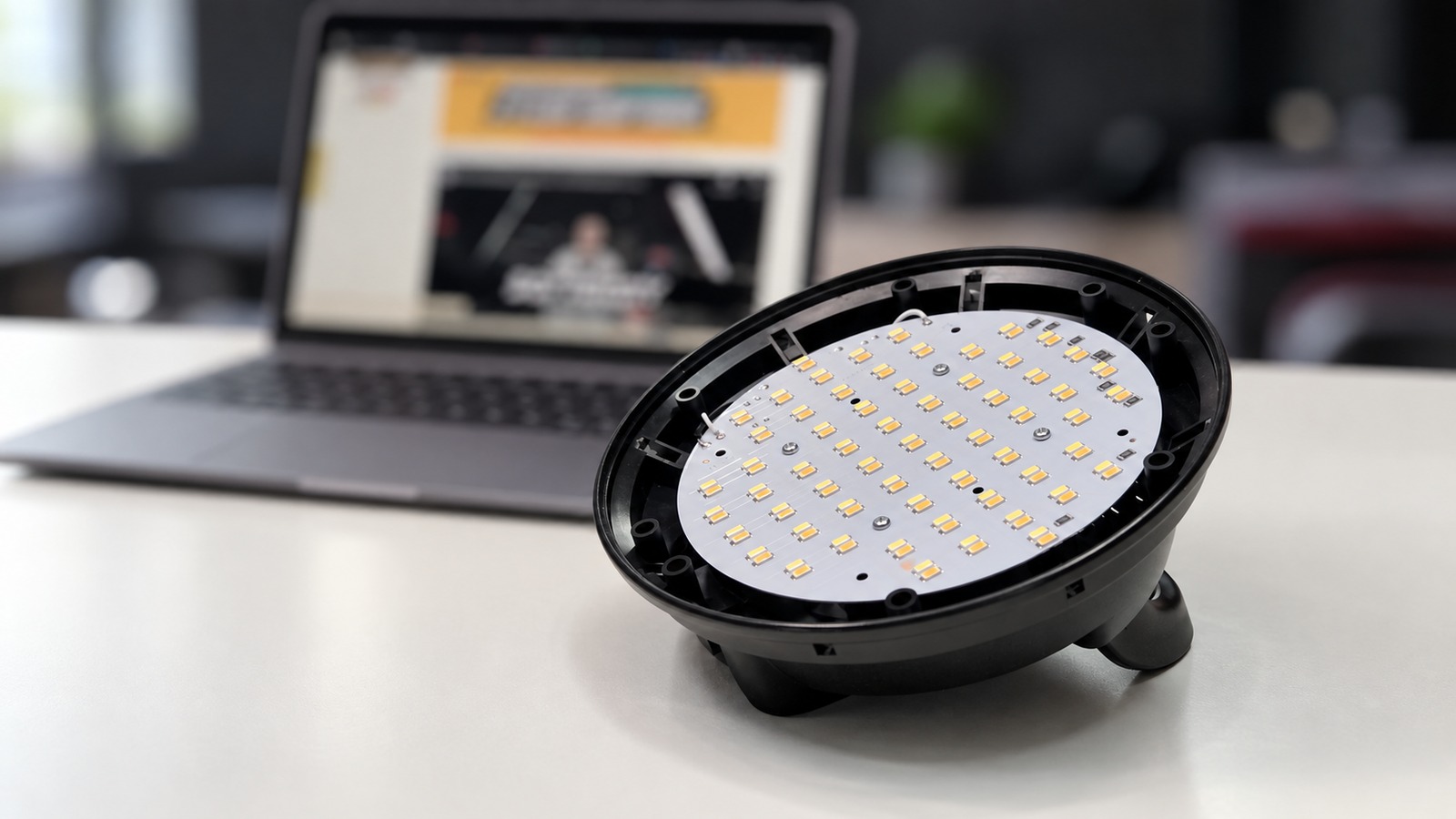 A stúdiólámpa belsejében található LED panel részlete