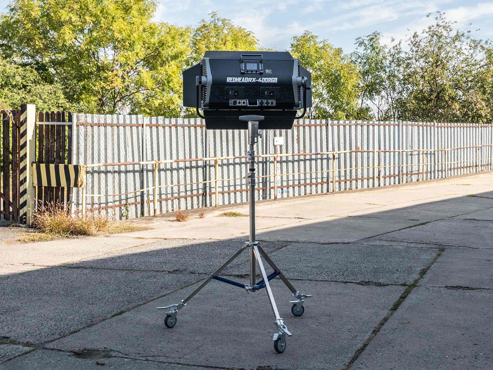 Celkový pohled na Heavy-Duty světelný stativ s kolečky a nasazeným světlem