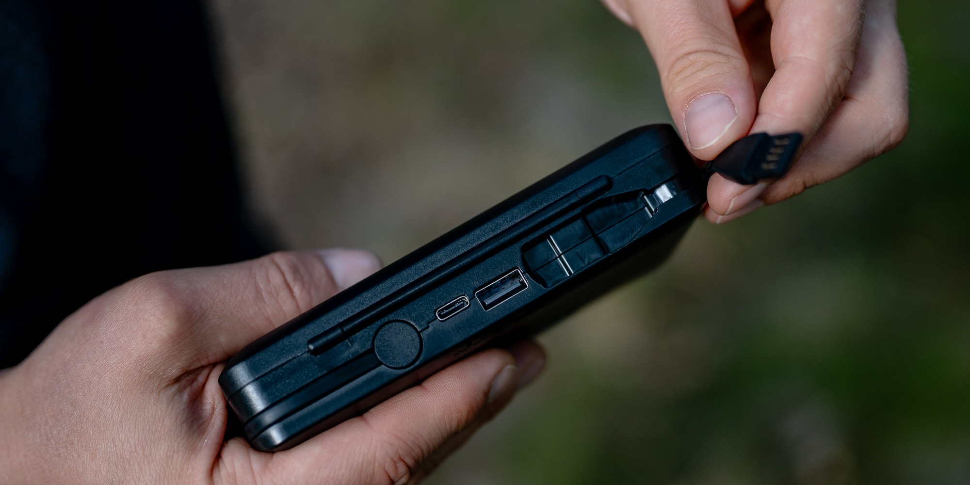 Newell LCD dvoukanálová nabíječka s funkcí powerbanky a čtečkou SD karet pro baterie NP-FW50 pro Sony