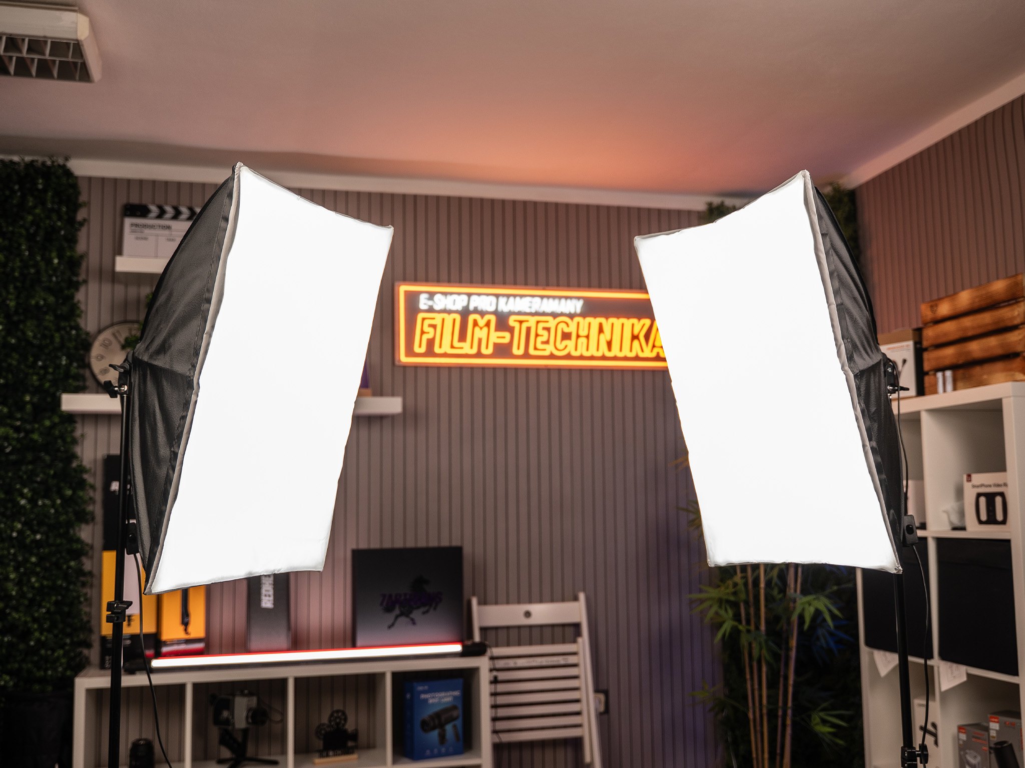 Dva rozsvícené studiové softboxy