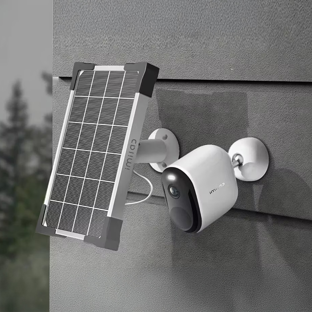 IMILAB EC4 mit Solarpanel an der Hausfassade