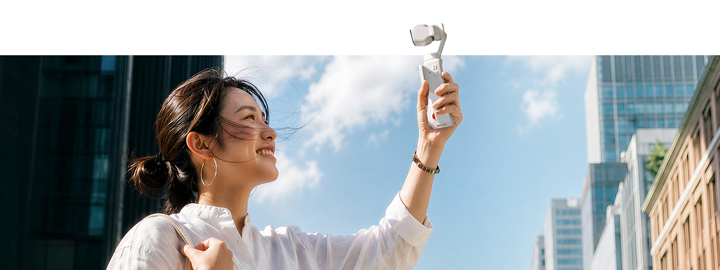 Kompaktní sestava Insta360 Luna Ultra s tenkými CPL filtry při natáčení ve městě