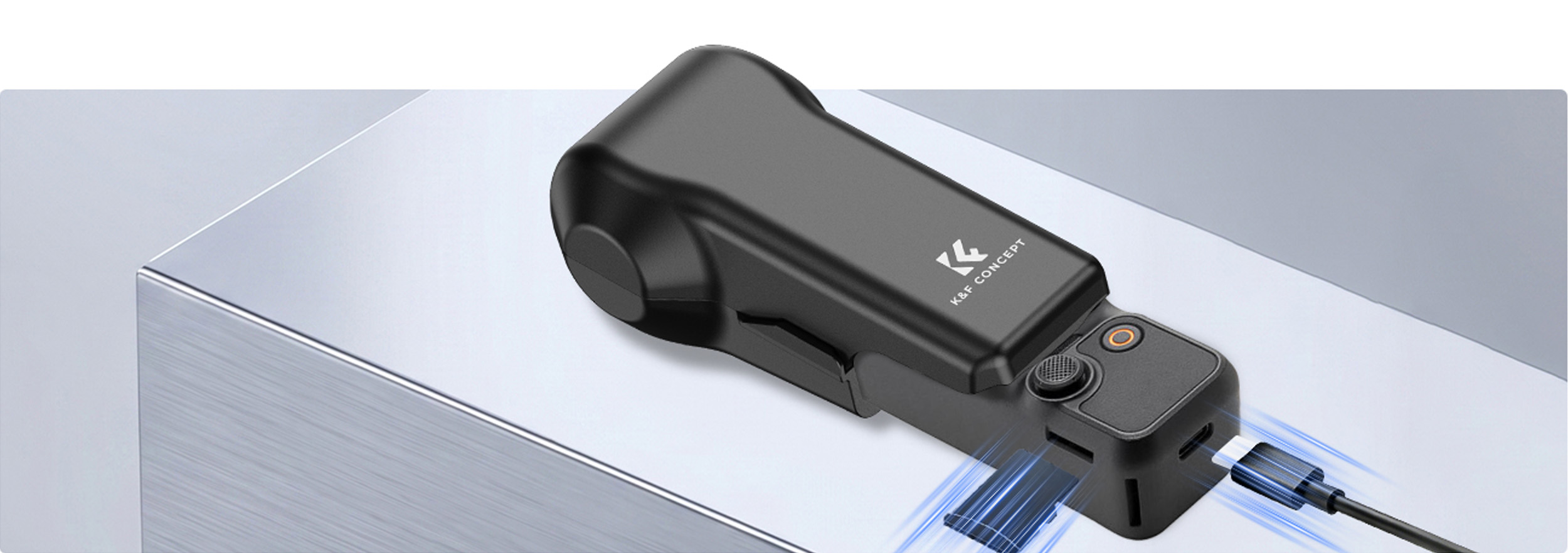 Přístup k USB-C nabíjení a paměťové kartě s nasazeným ochranným pouzdrem