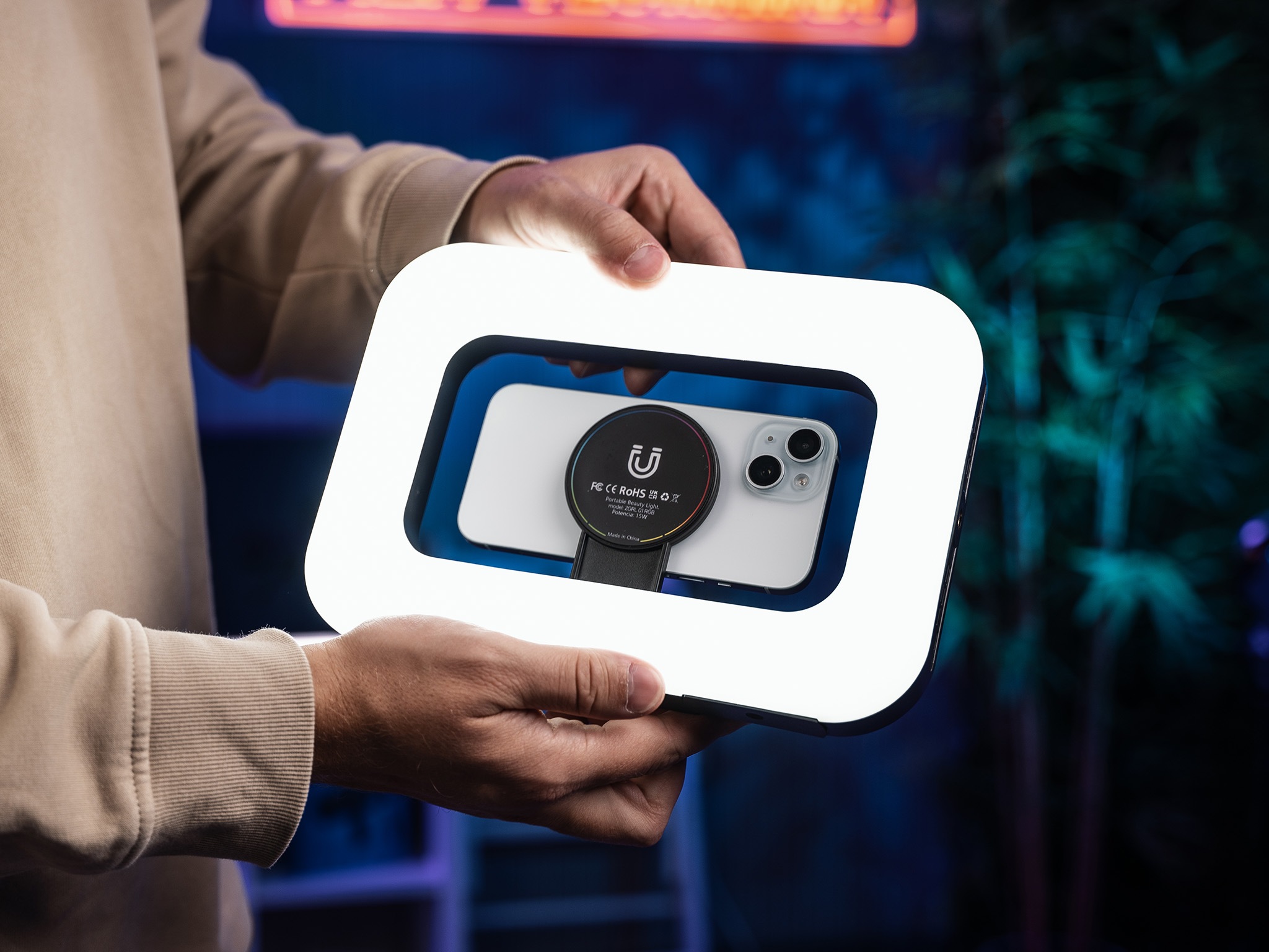 LENSBOT AURA s rozsvíceným bílým difuzorem a telefonem v magnetickém držáku