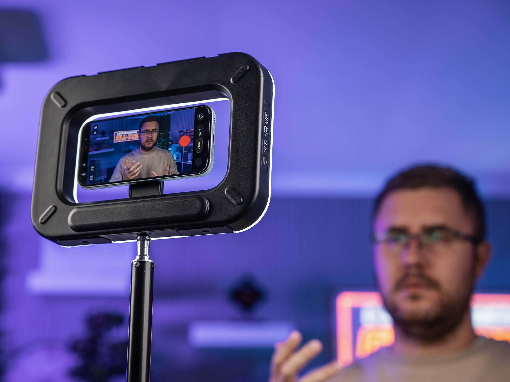 LENSBOT AURA na stativu při natáčení videa telefonem