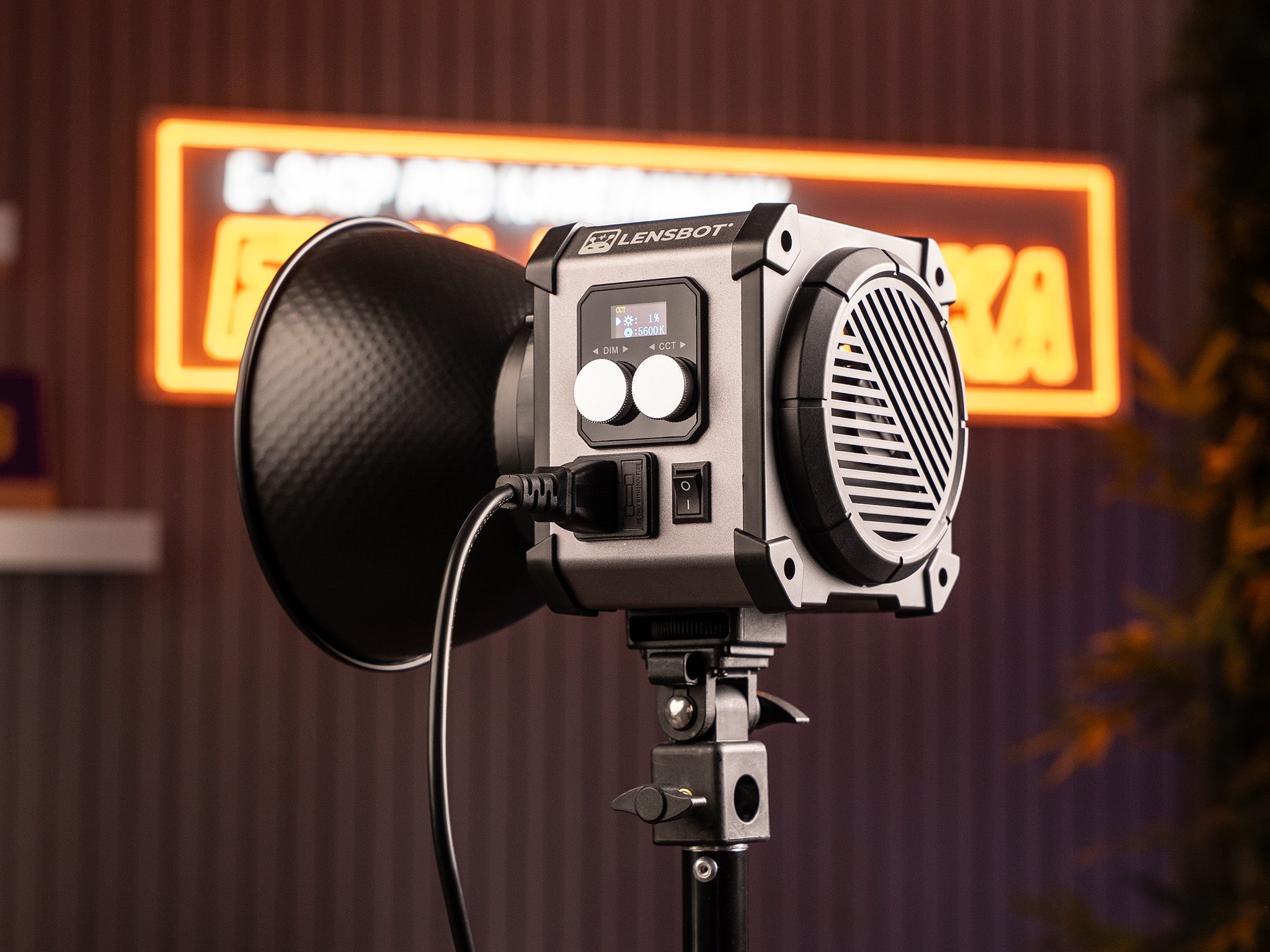 Detail ovládacího panelu světla LENSBOT Core 230/330 RGB