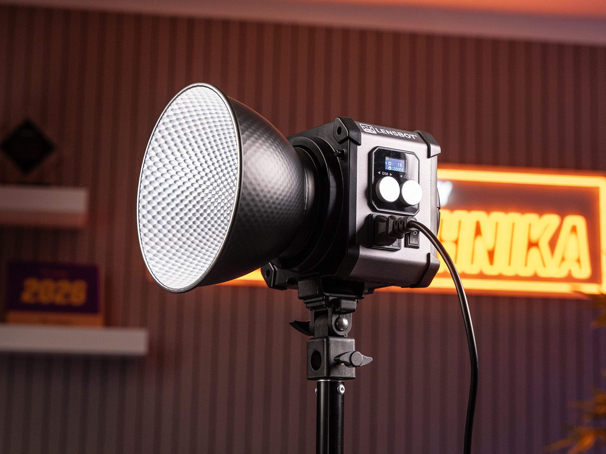 LENSBOT Core 230/330 RGB ve studiu s nasazeným hyperreflektorem