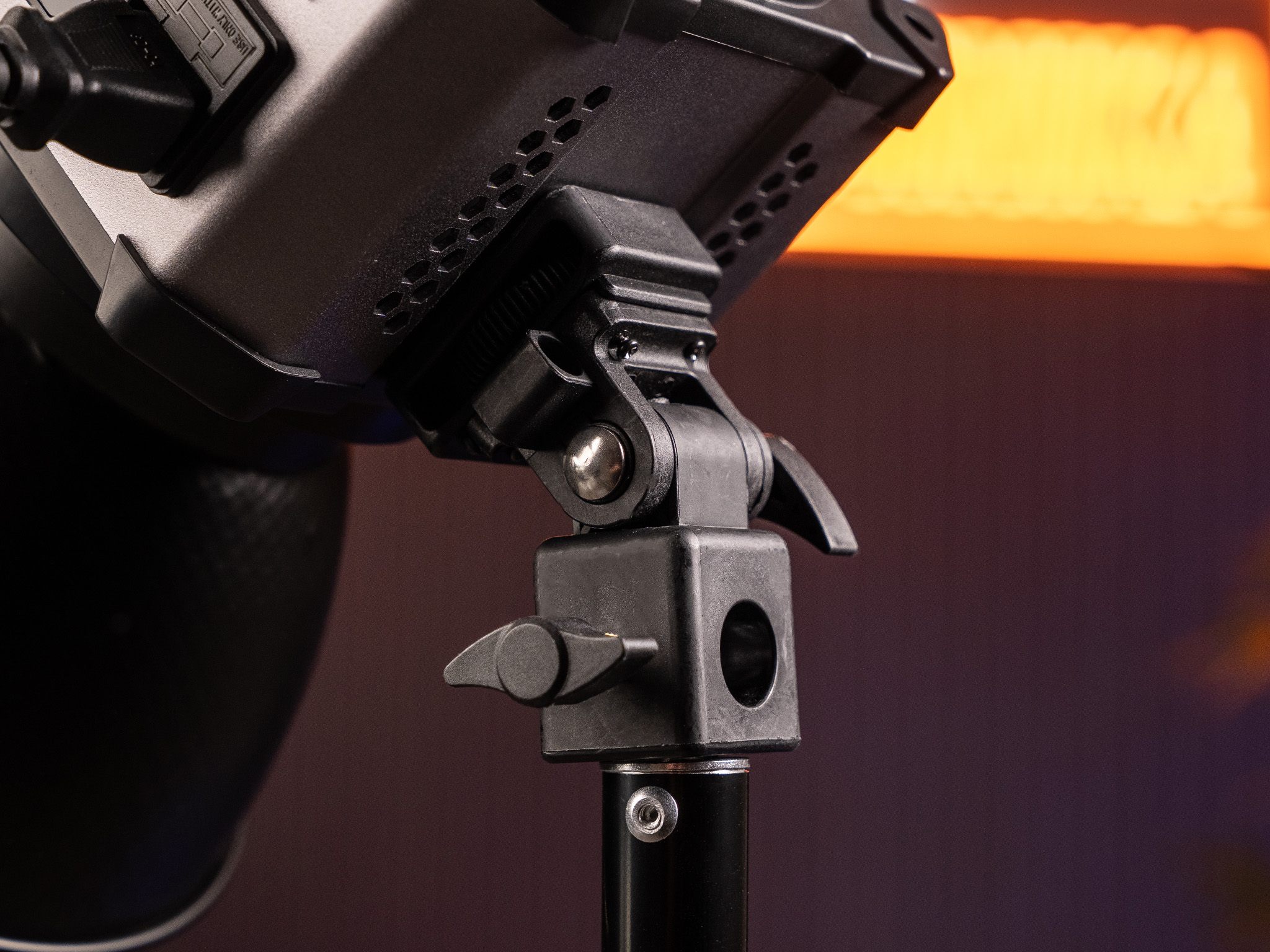 Detail stativového adaptéru světla LENSBOT Core 230/330 RGB