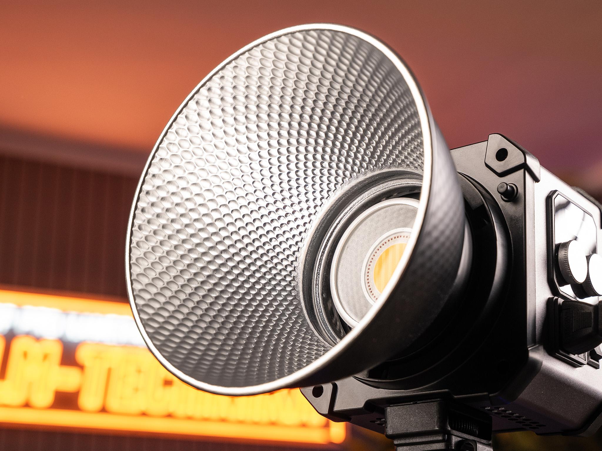 LENSBOT Core 230/330 RGB s hyperreflektorem a Bowens mountem