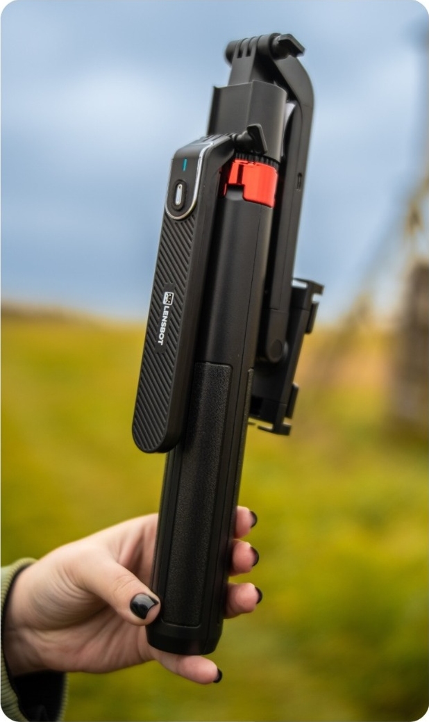 Zusammengeklapptes LENSBOT ST-185 Stativ in der Hand