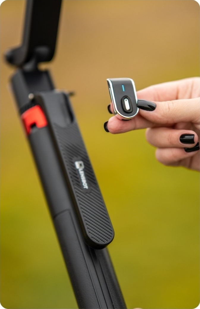 Abnehmbarer Bluetooth-Auslöser neben dem Stativgriff
