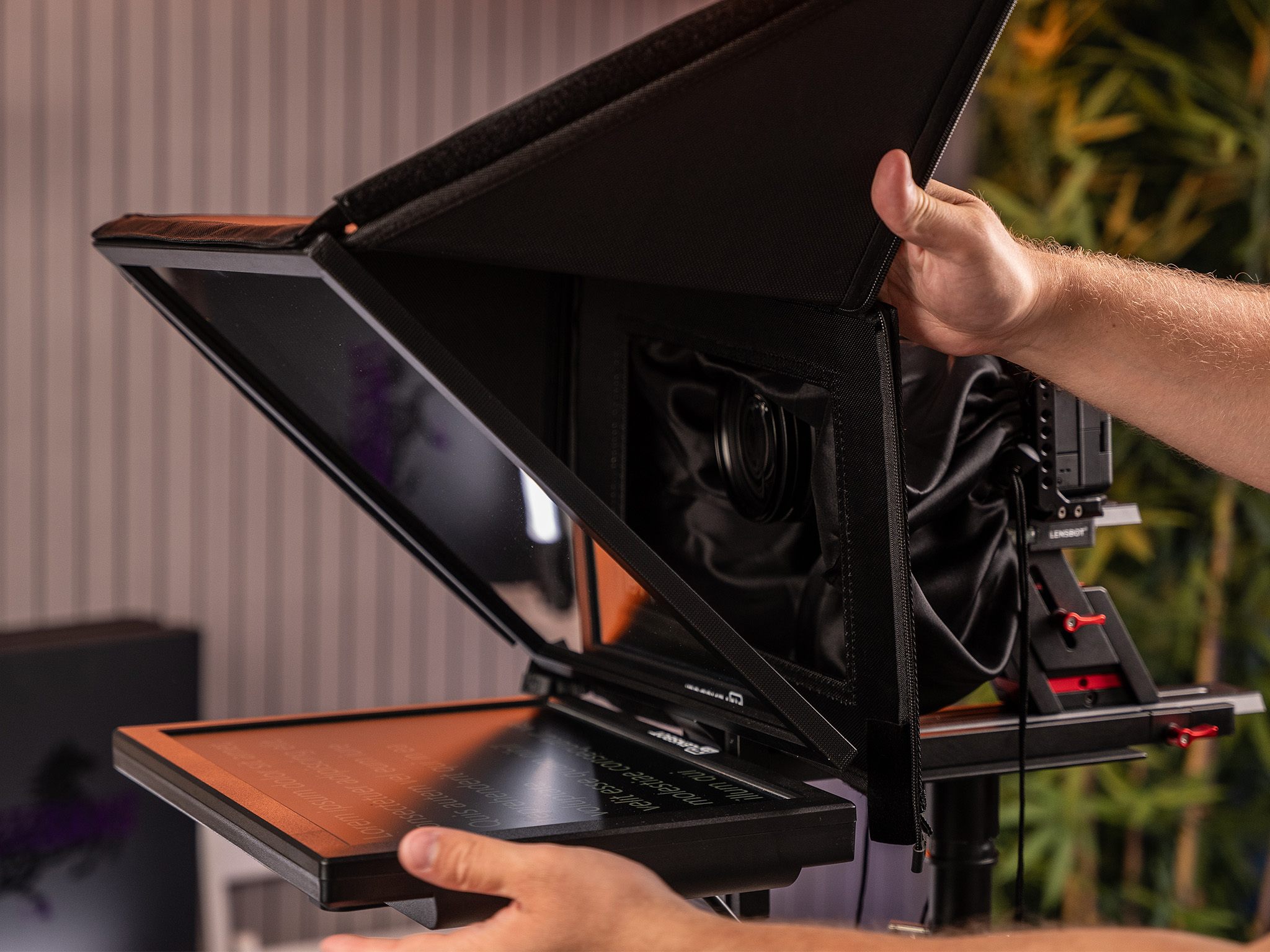 Skládání clony teleprompteru LENSBOT ST-4200 pomocí suchých zipů