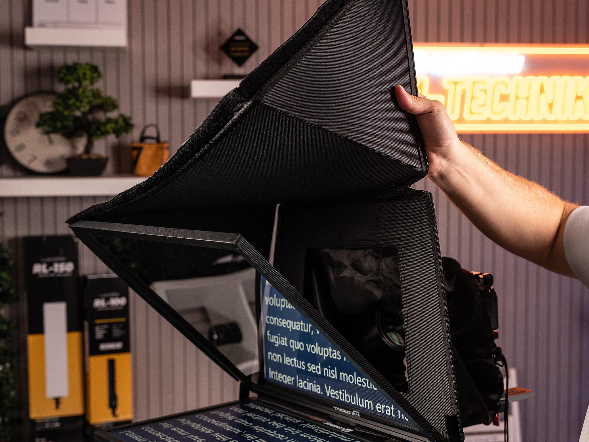 Skládání clony teleprompteru LENSBOT ST-4200 pomocí suchých zipů