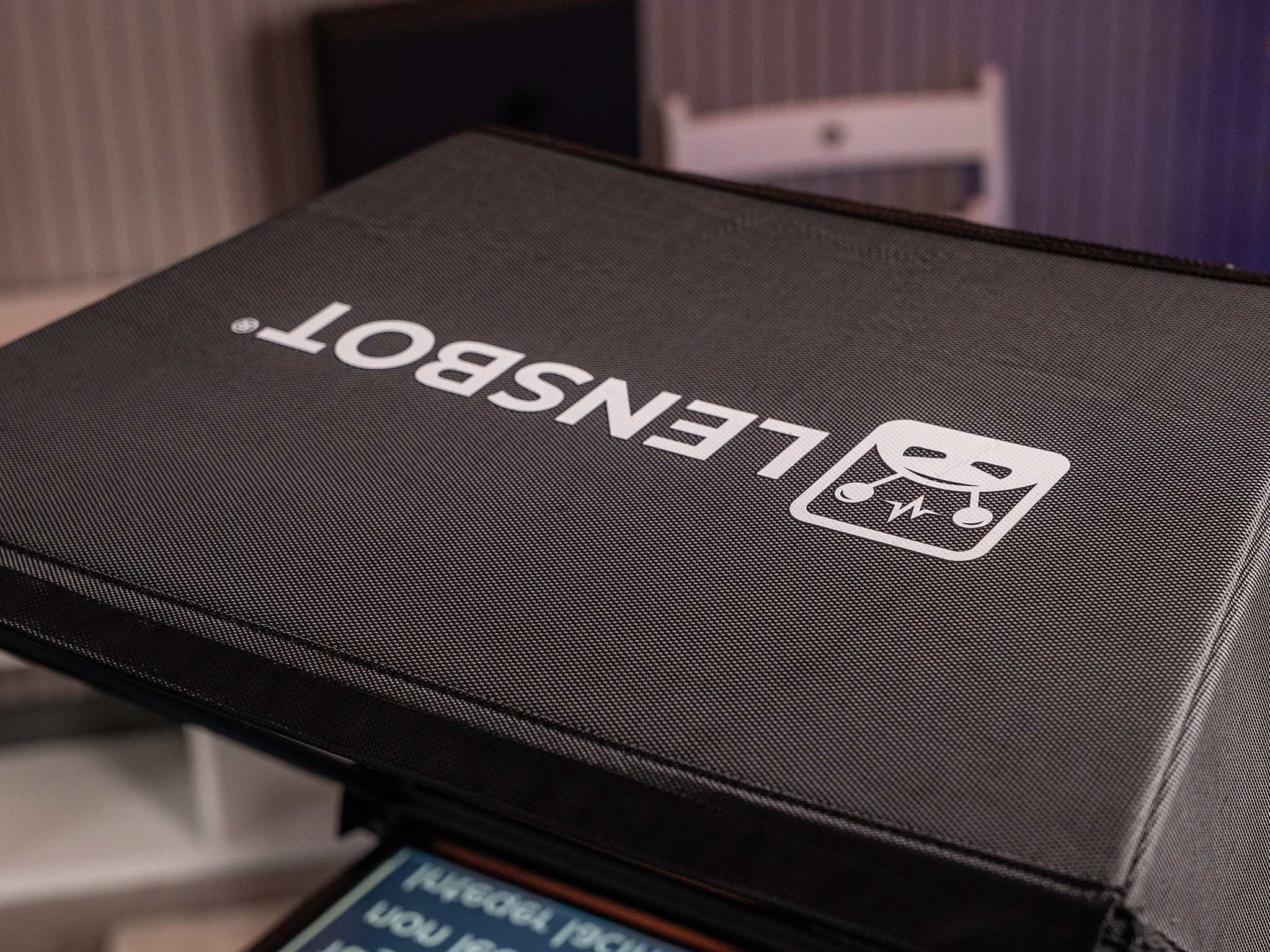 Logo LENSBOT na teleprompteru ST-4200