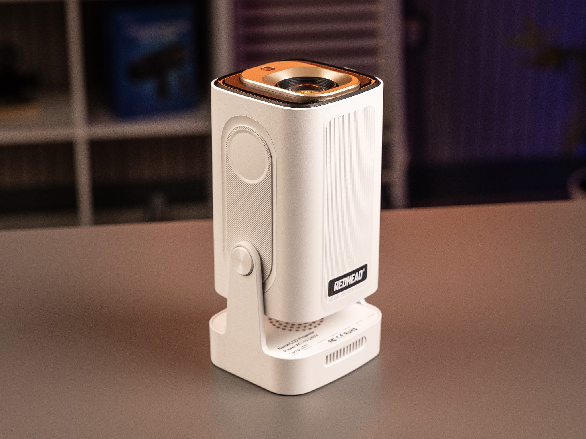 Zadní strana projektoru LENSBOT VISION-X s kompaktním stojanem