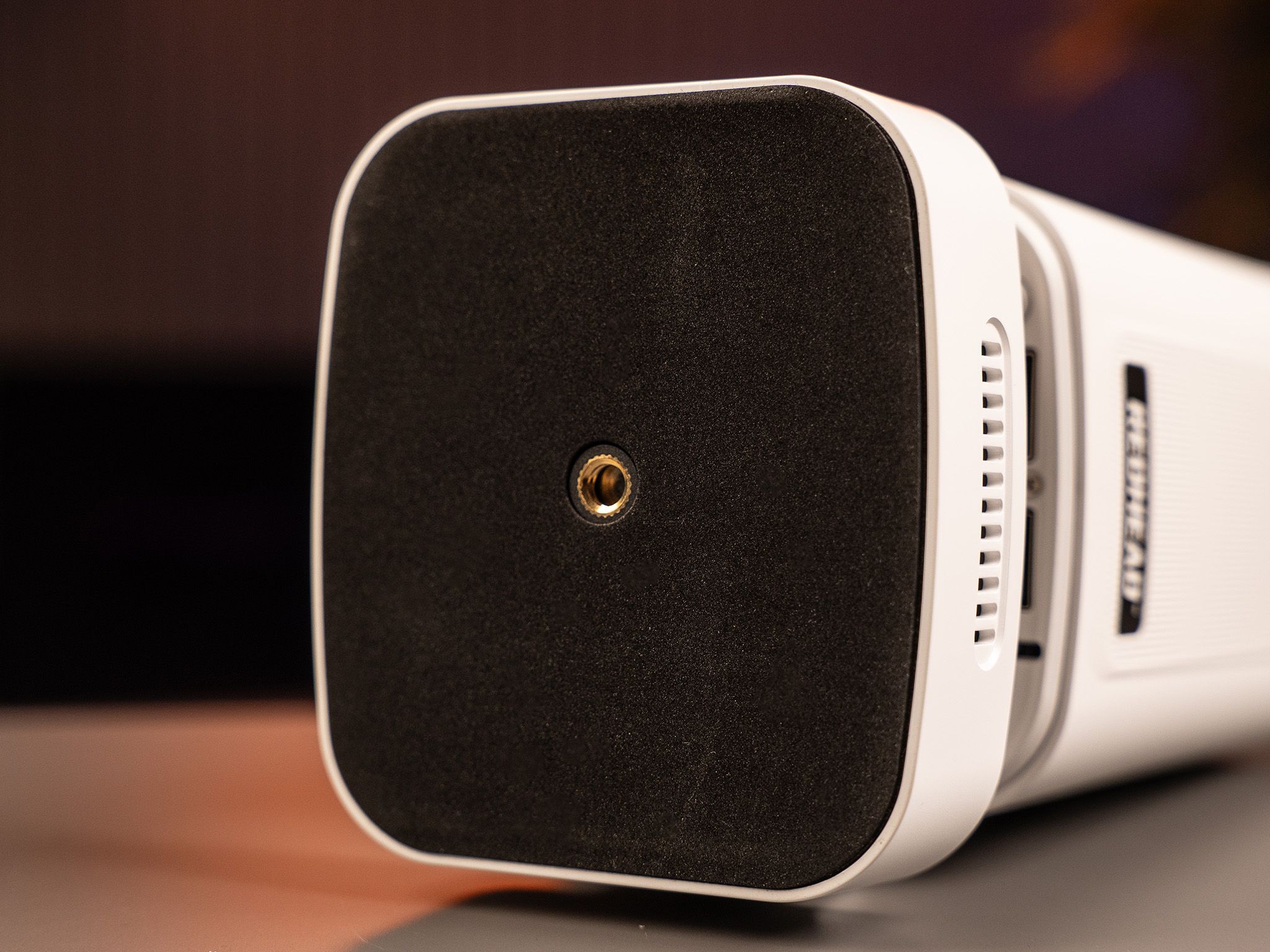 Spodní stativový závit projektoru LENSBOT VISION-X