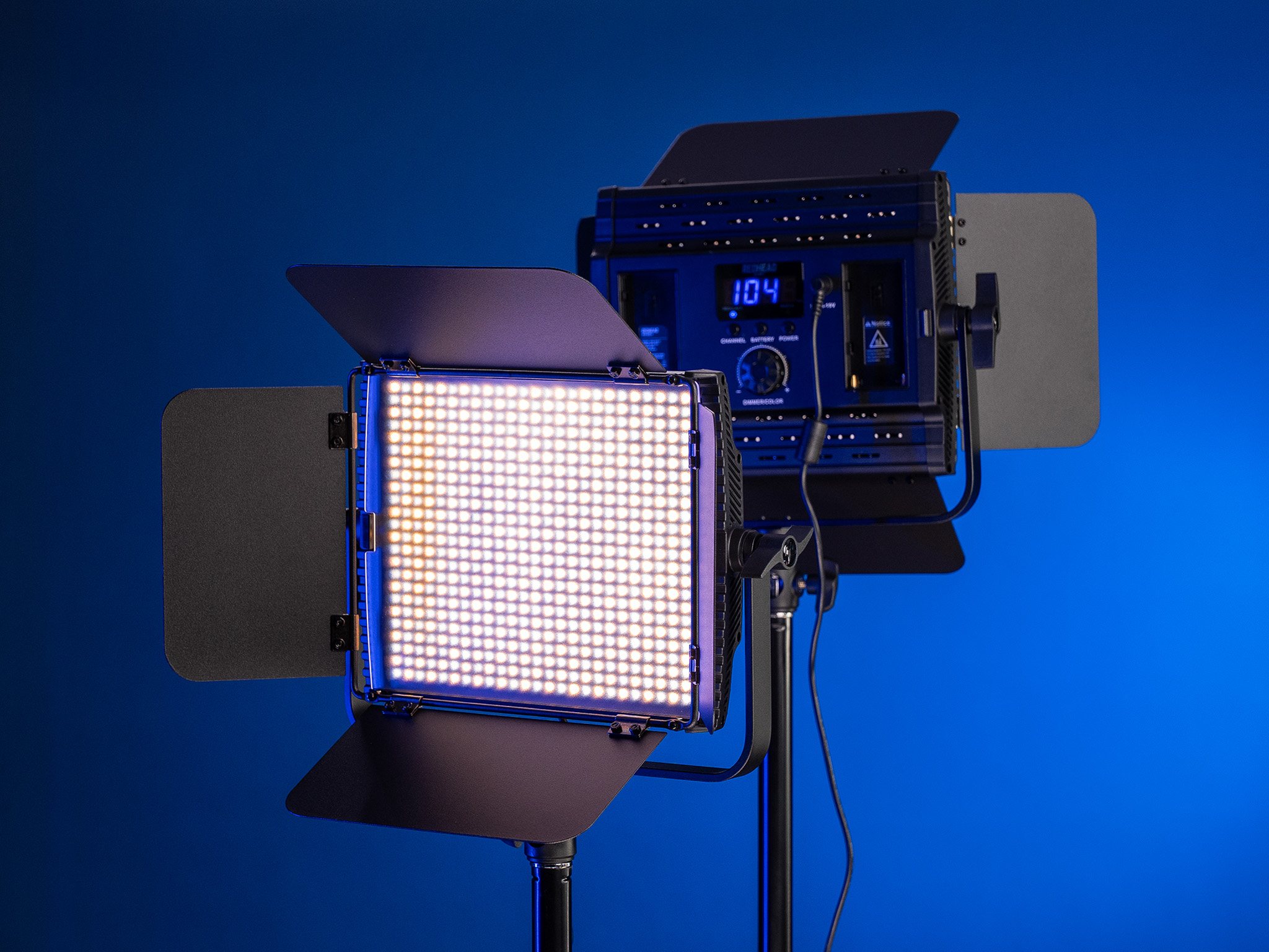 Zwei Redhead HXR-600 II LED-Panels von vorne und hinten