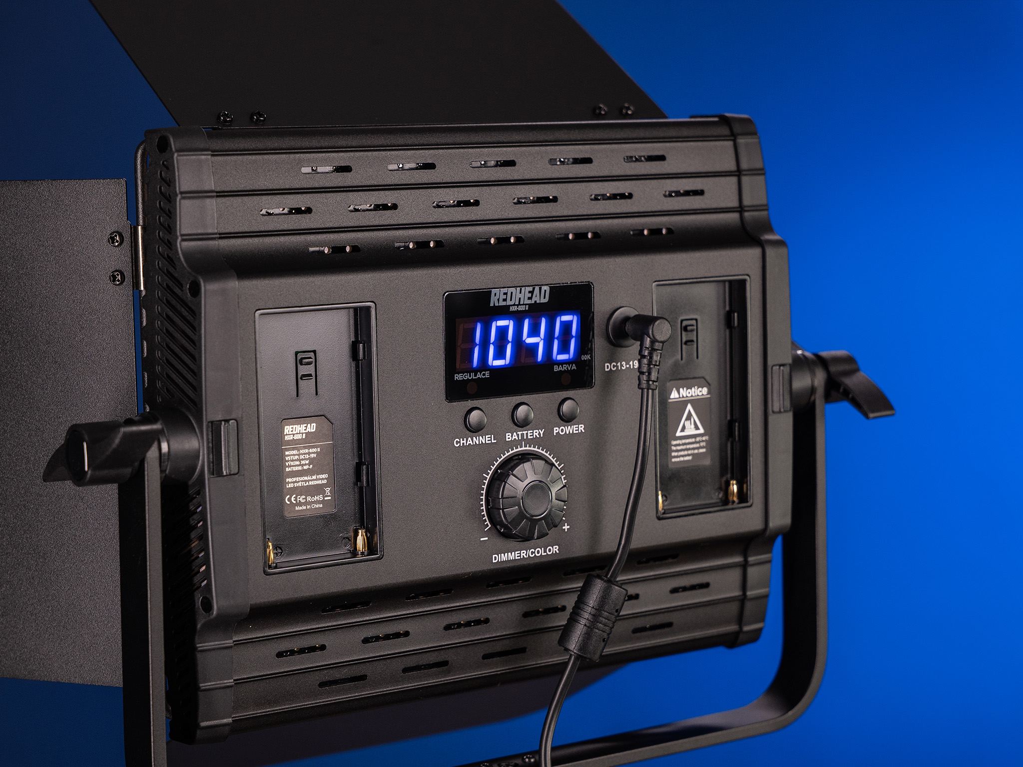 Display und Bedienelemente auf der Rückseite des HXR-600 II