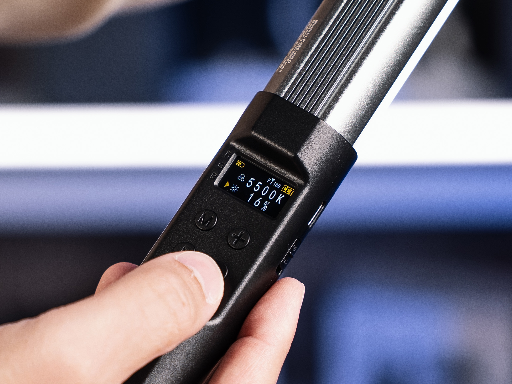 Detail TFT displeje a tlačítek na rukojeti Redhead LP430 PRO
