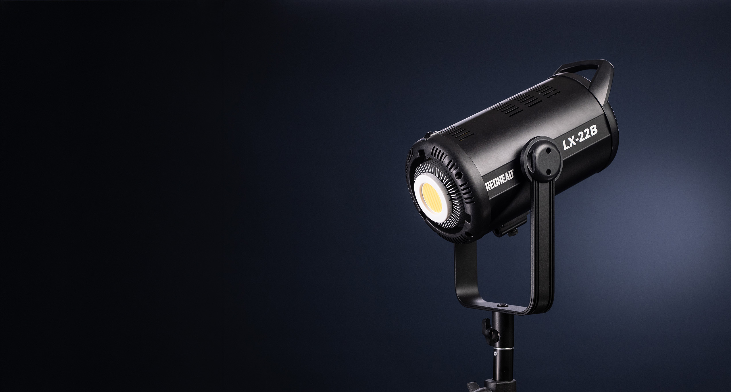 REDHEAD LX-22B – COB-LED-Studioleuchte vor dunkelblauem Hintergrund
