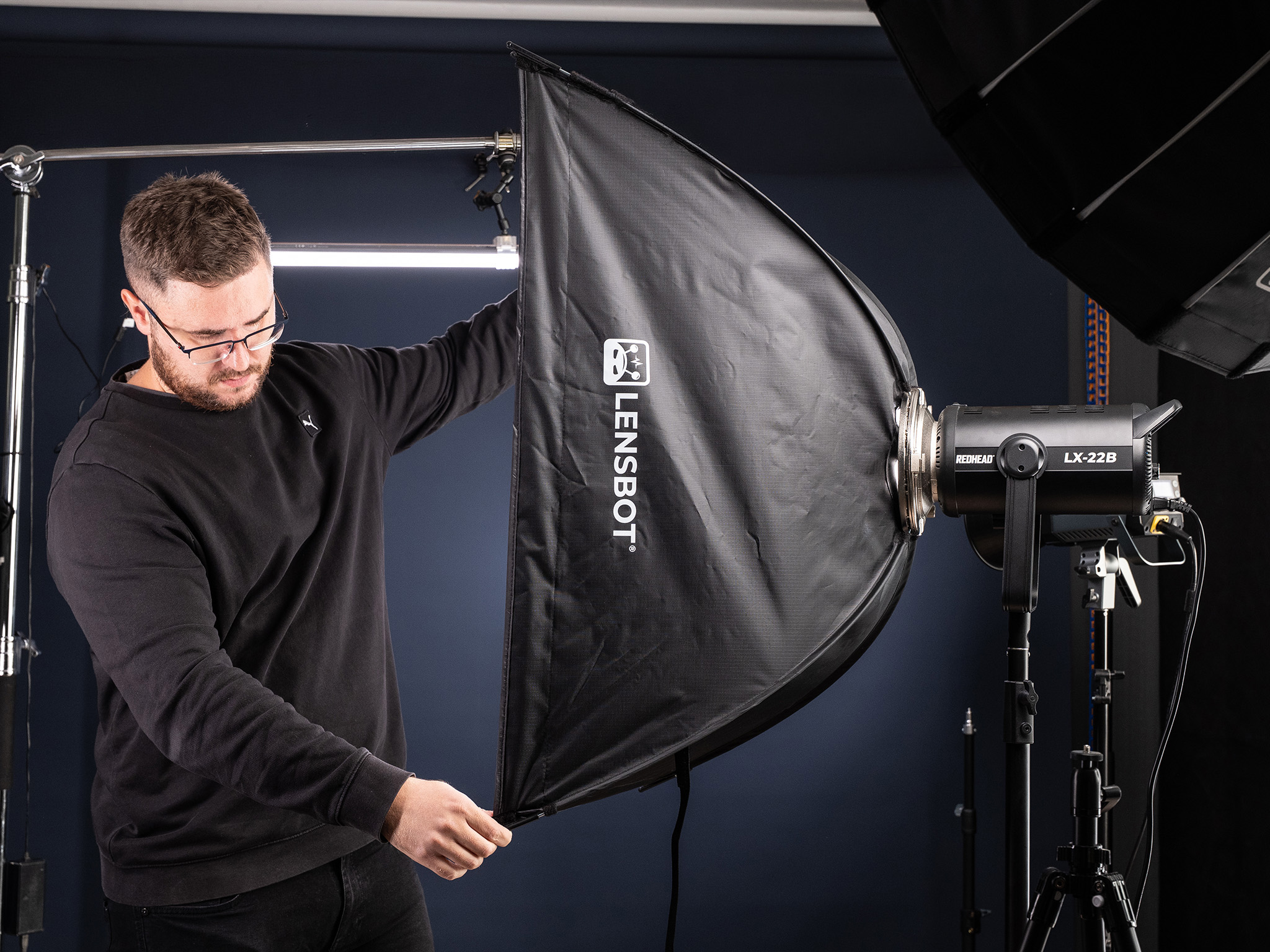 Montage einer großen Softbox mit Bowens-Anschluss an der REDHEAD LX-22B