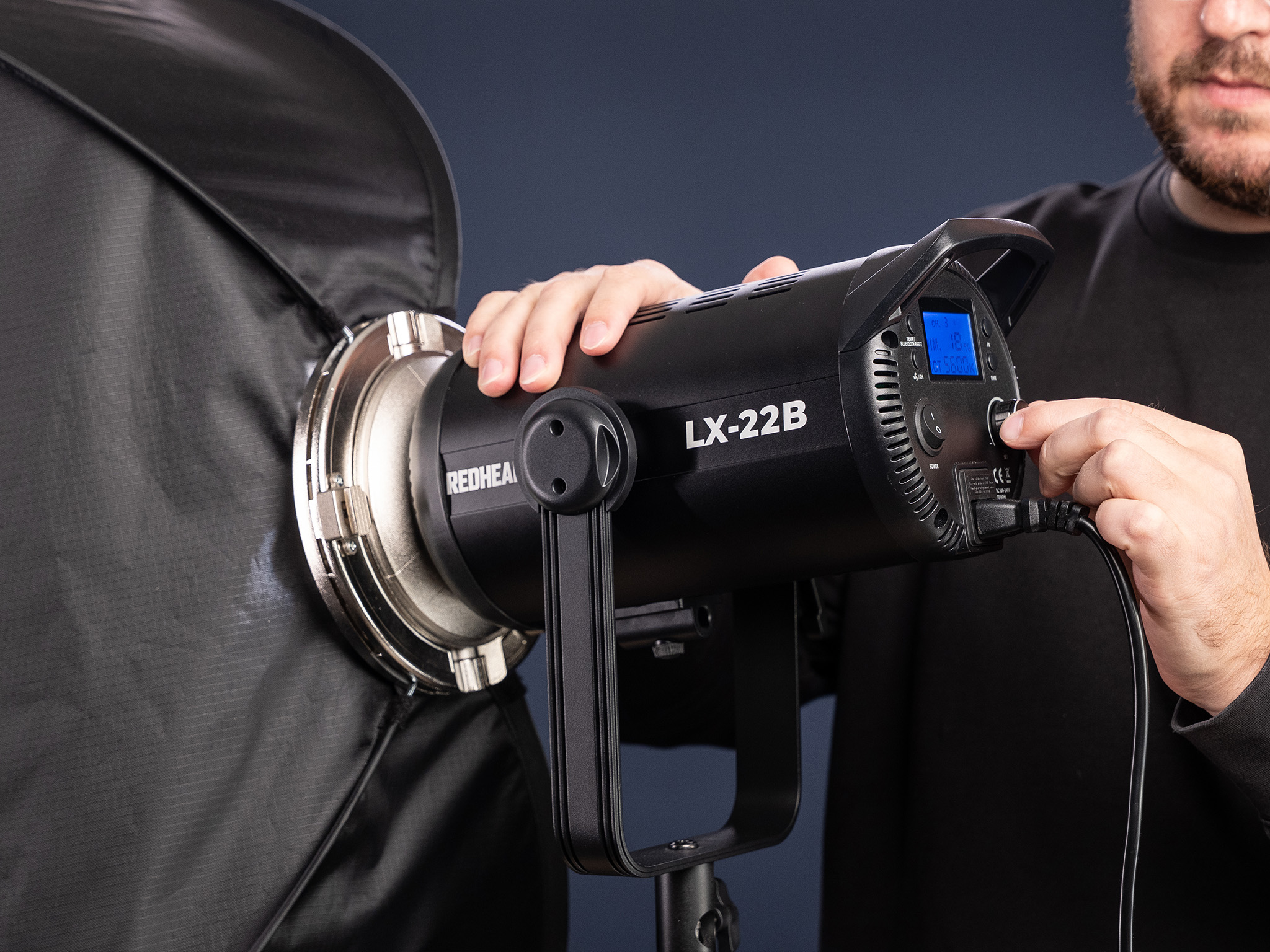 Einstellung von Helligkeit und Farbtemperatur an der REDHEAD LX-22B mit montierter Softbox