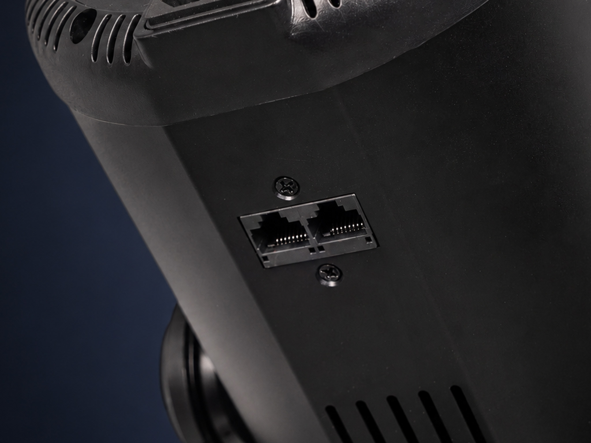 Detail der beiden DMX-Anschlüsse am Gehäuse der REDHEAD LX-22B