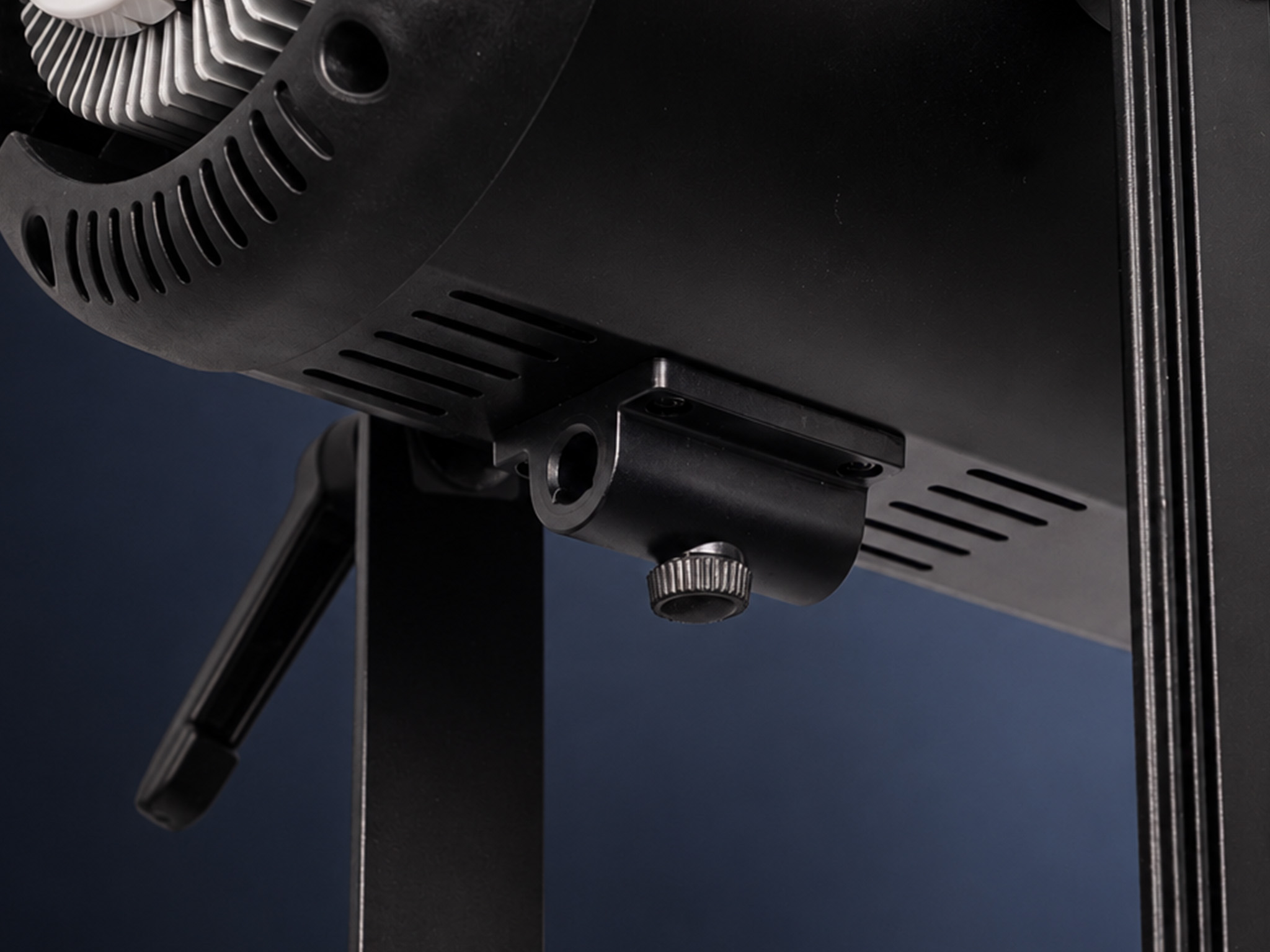 Detail der Schirmhalterung mit Feststellschraube an der REDHEAD LX-22B