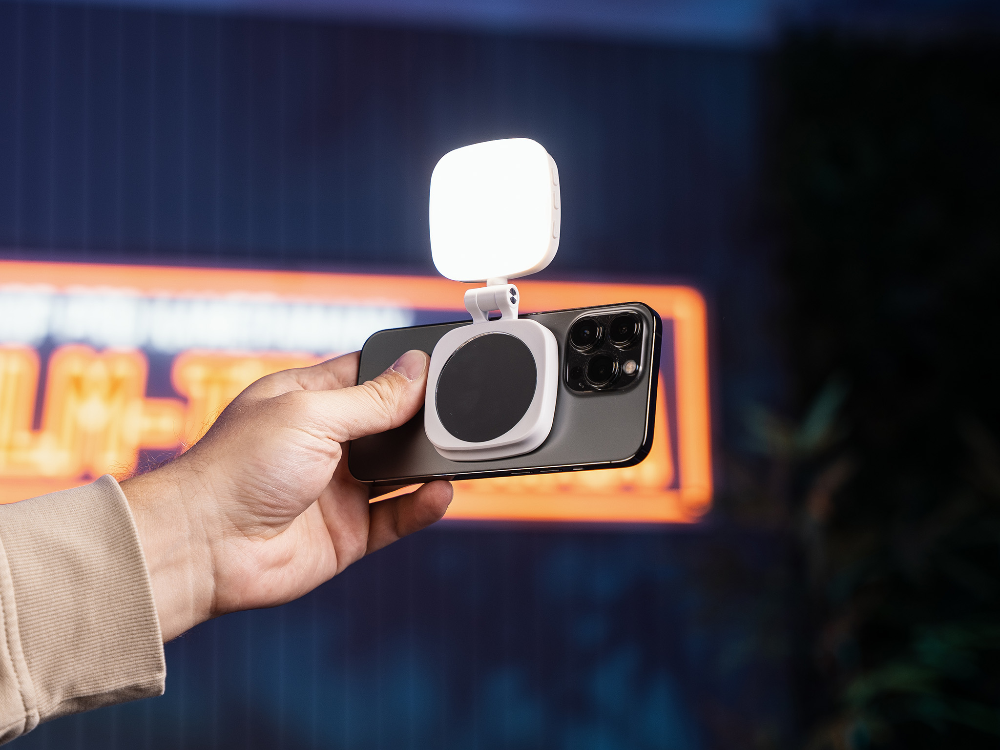 Luma Glow RGB v bílém režimu na telefonu orientovaném na šířku