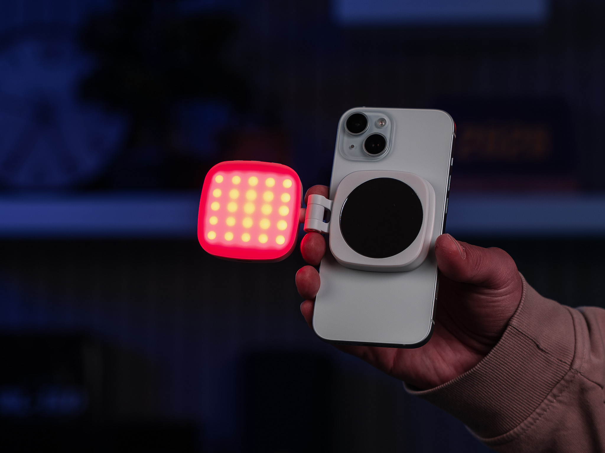 Luma Glow RGB s červeným světlem na telefonu orientovaném na výšku