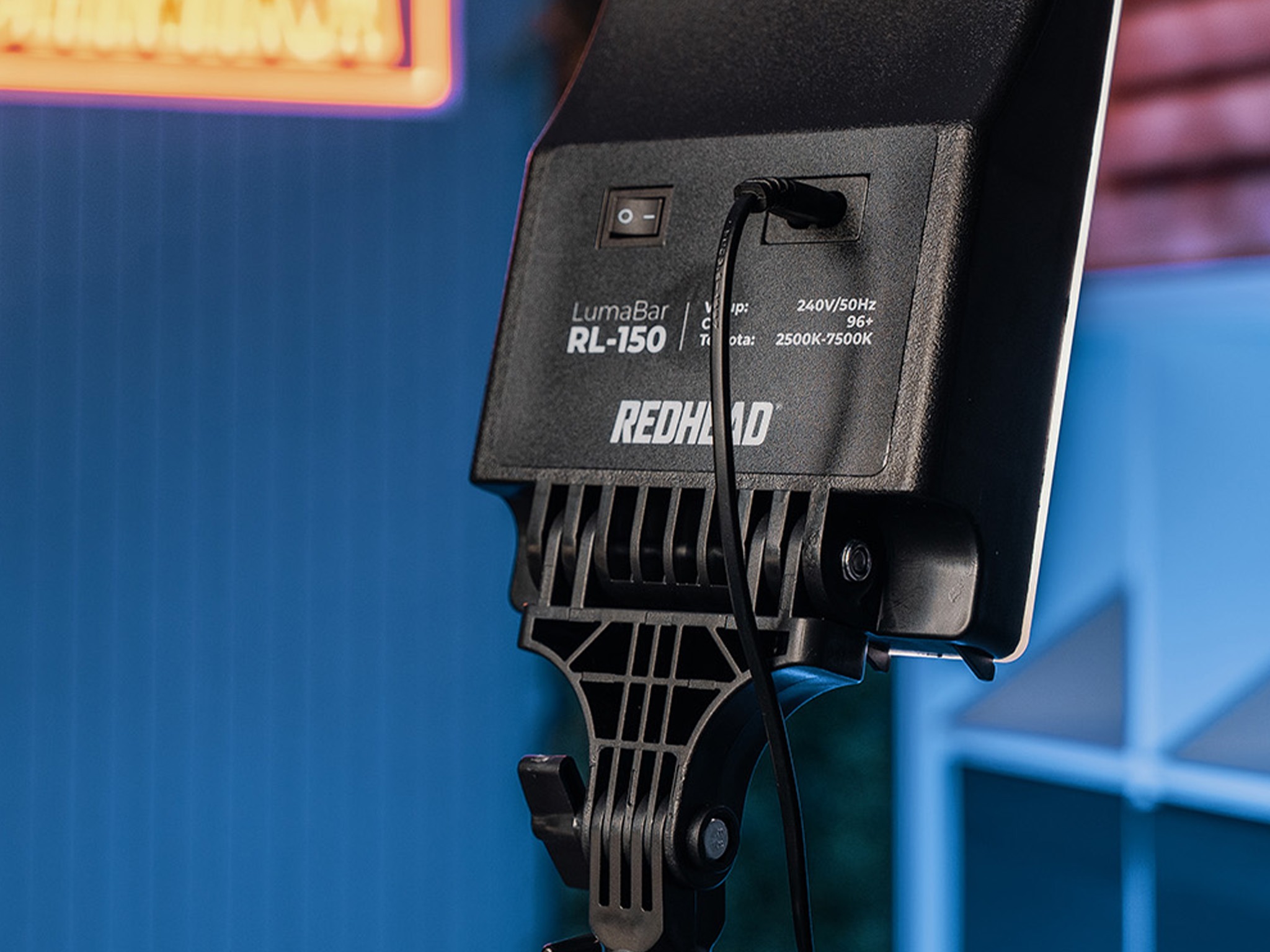 Stromanschluss, Netzschalter und Halterung der LumaBar RL-150