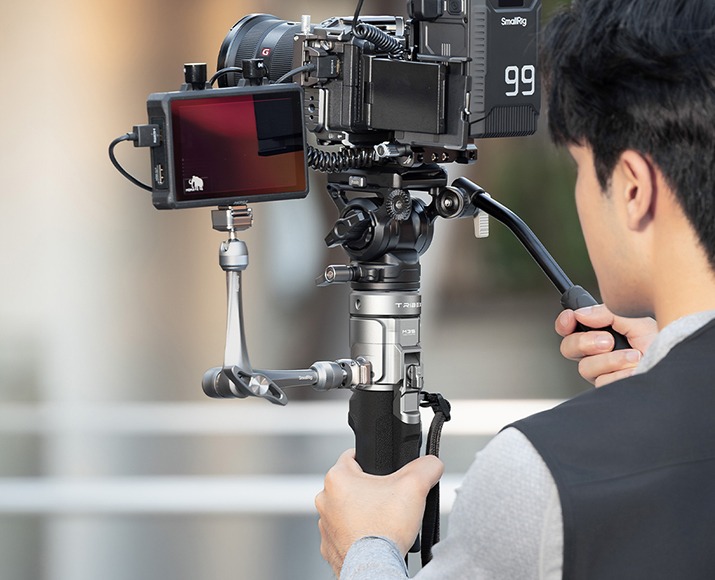 Monitor am SmallRig TRIBEX PRO Monopod befestigt