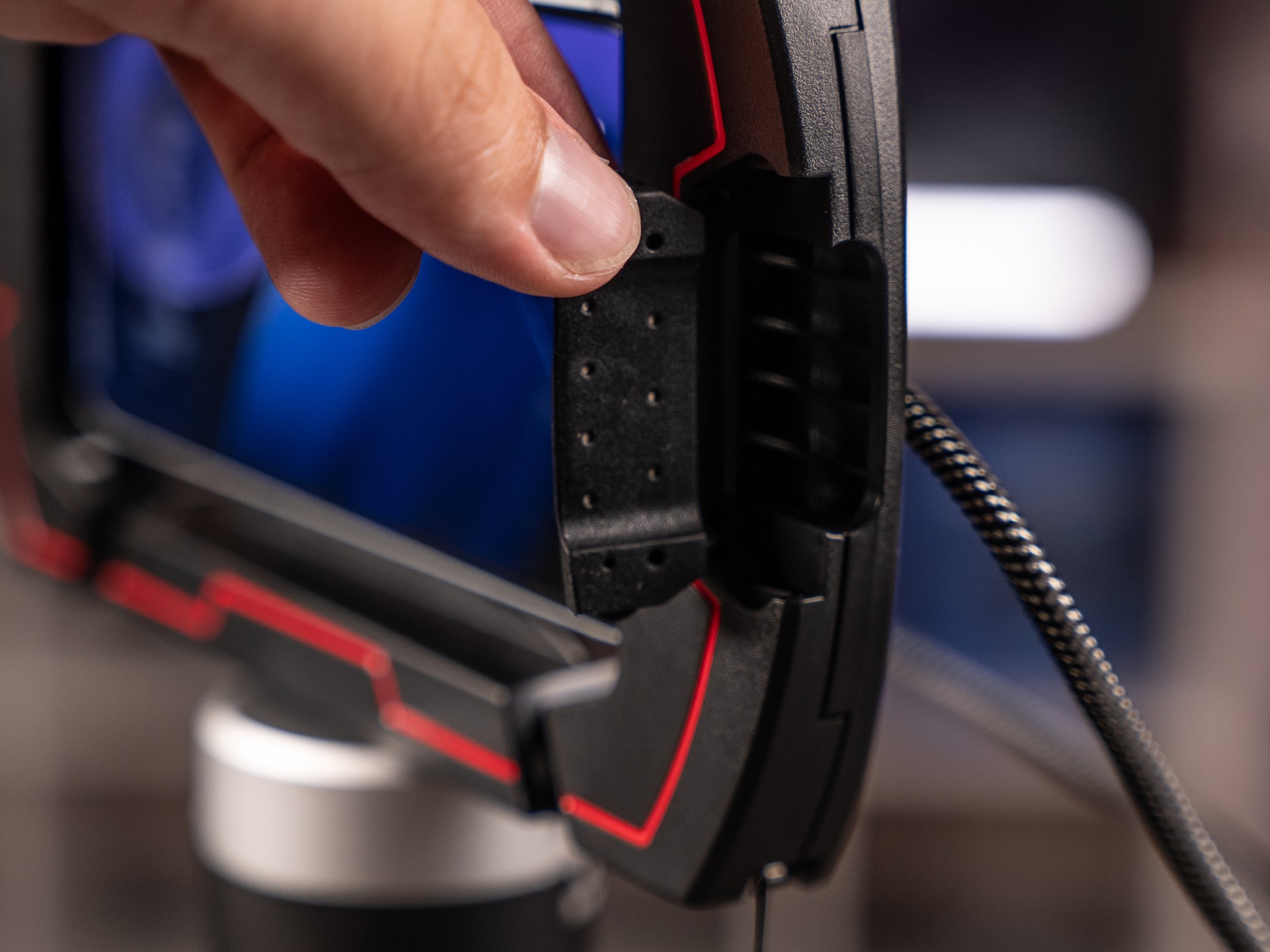 Detail bezdrátového nabíjení a USB-C vstupu na kleci Ulanzi