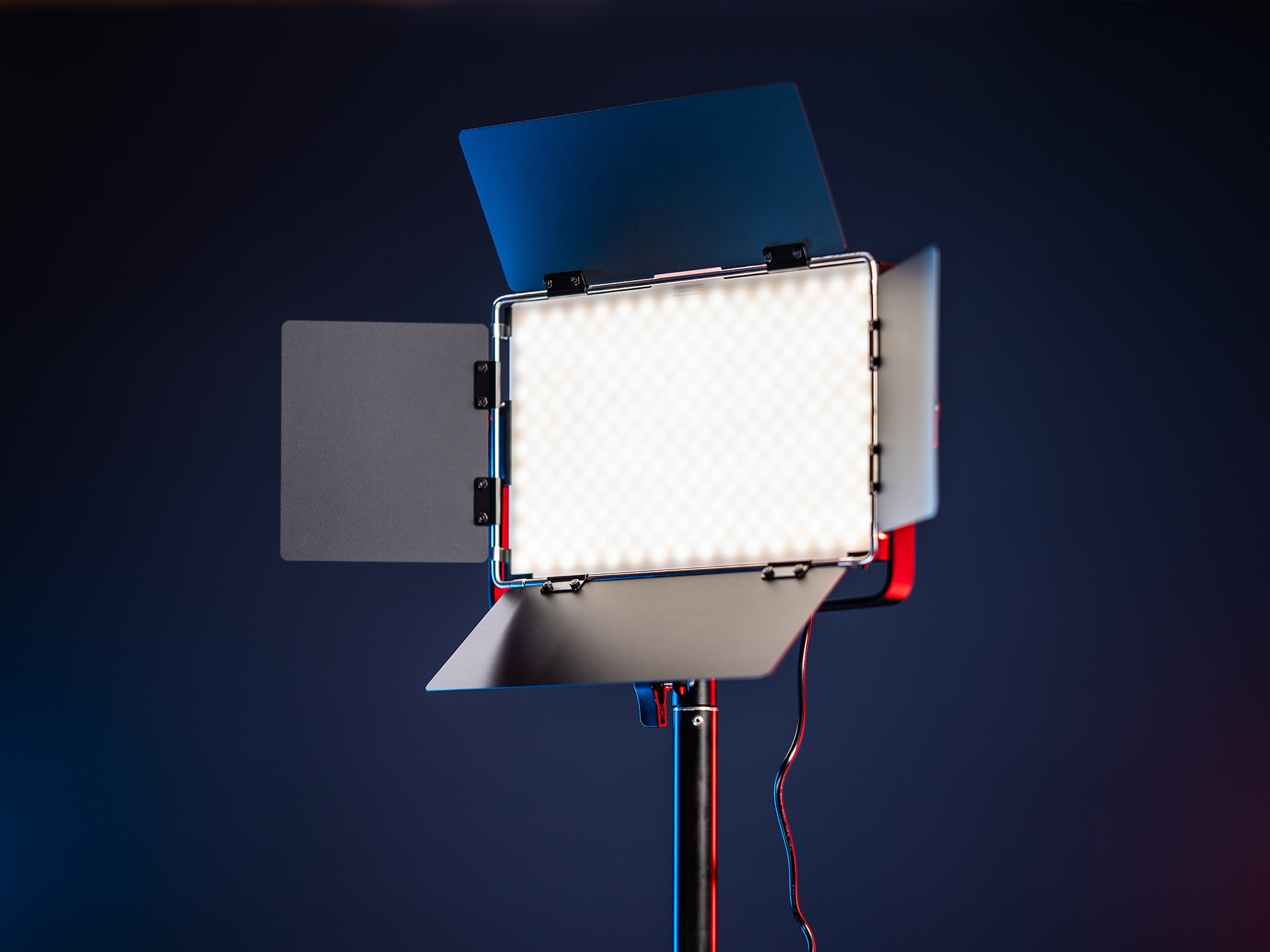 Vorderseite des VL-40T mit Diffusor und geöffneten Torblenden
